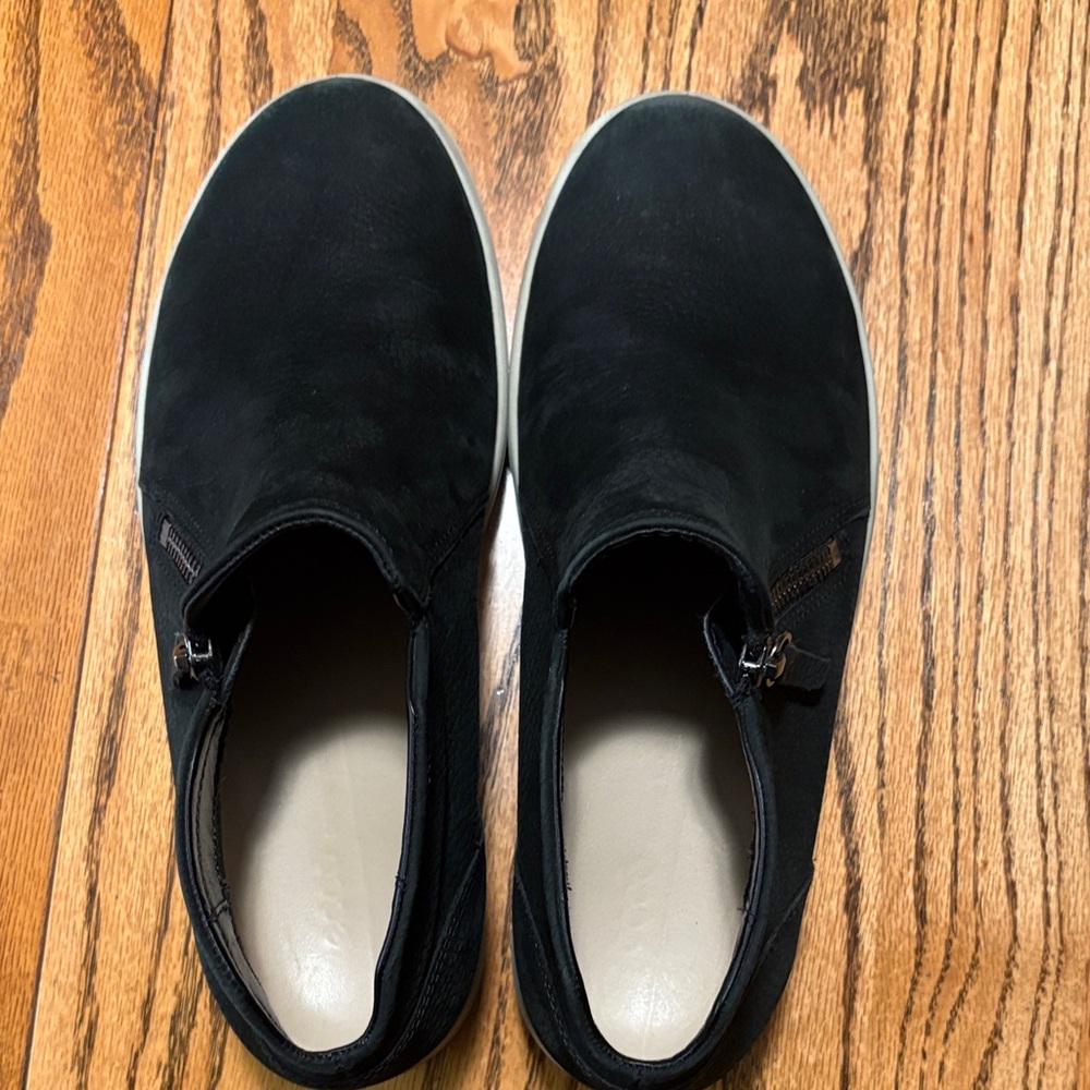 Ecco women’s soft low zip bootie size 9-9.5/EU sz 40 but fit like a size 8.5
